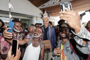 Hari Pertama Kampanye Pemilu 2024, Warga Papua Sambut Ganjar dengan Meriah