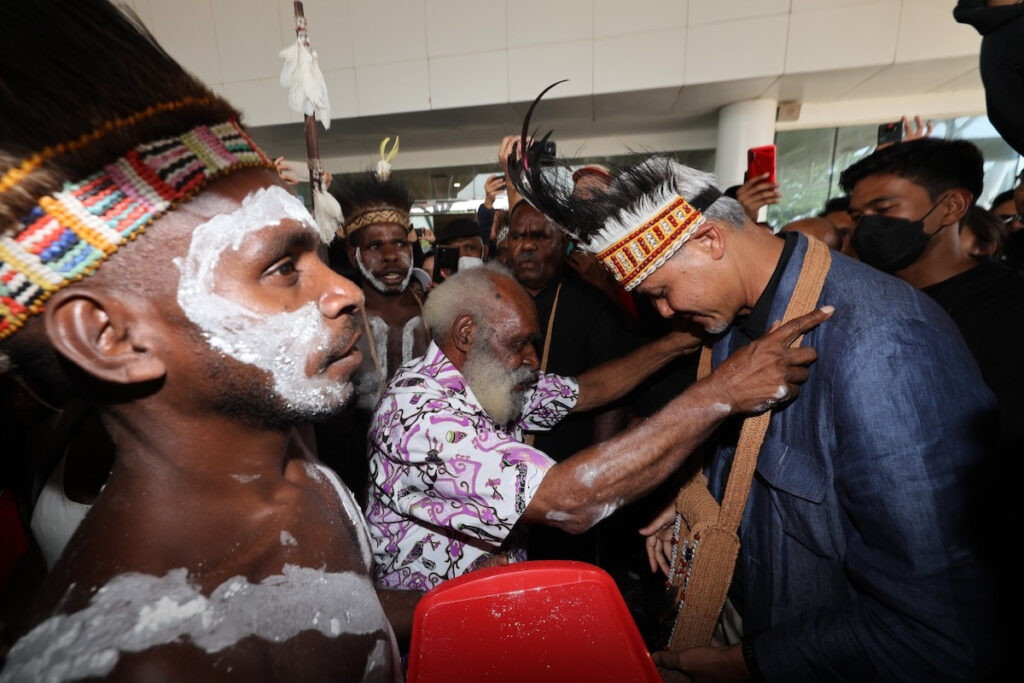 Hari Pertama Kampanye Pemilu 2024, Warga Papua Sambut Ganjar dengan Meriah